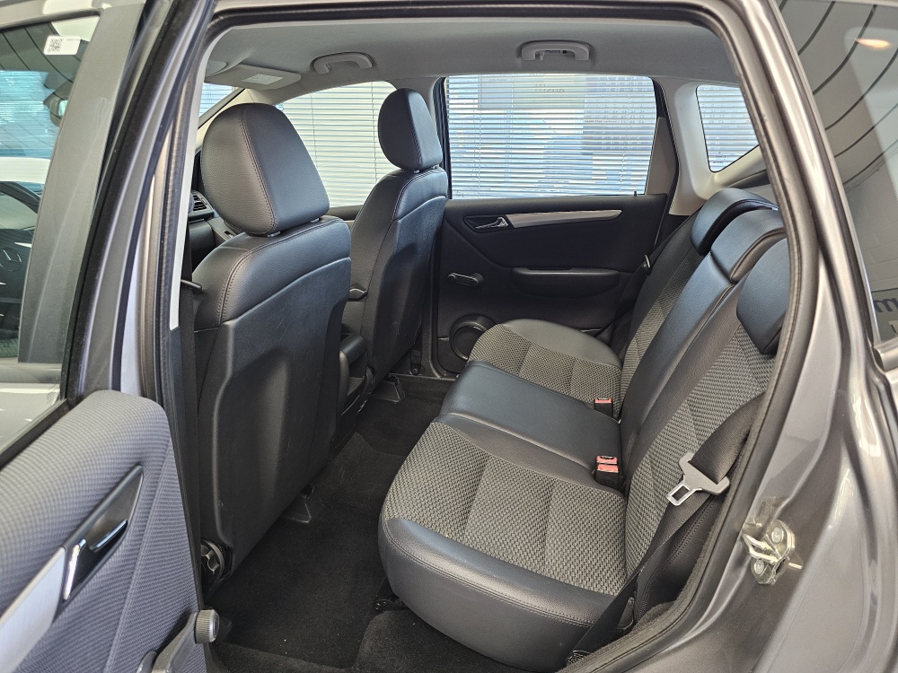Mercedes-Benz A 180  bei Hoffmann Automobile in Wolfsburg kaufen und sofort mitnehmen - Bild 4