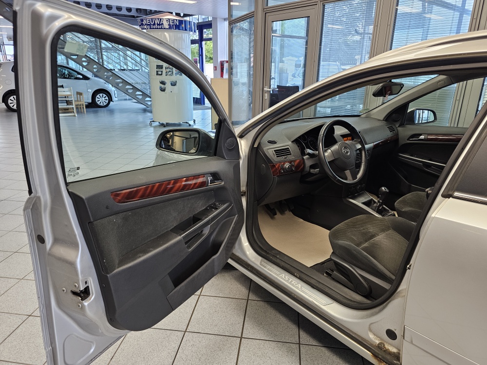 Opel Astra Caravan  bei Hoffmann Automobile in Wolfsburg kaufen und sofort mitnehmen - Bild 11