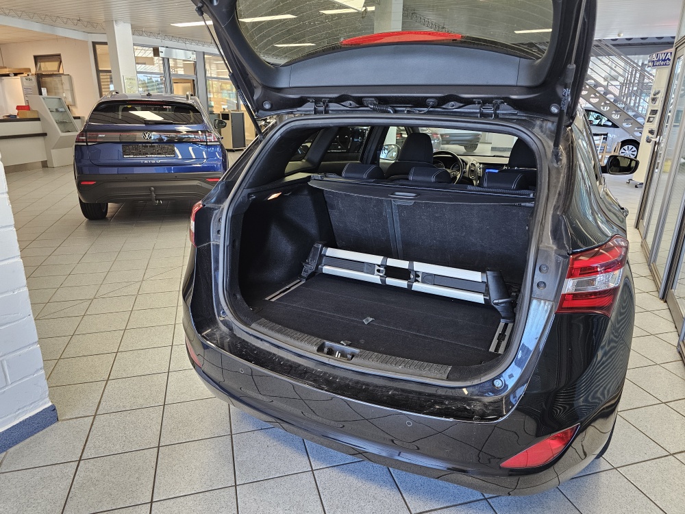 Hyundai i30 Kombi  bei Hoffmann Automobile in Wolfsburg kaufen und sofort mitnehmen - Bild 2