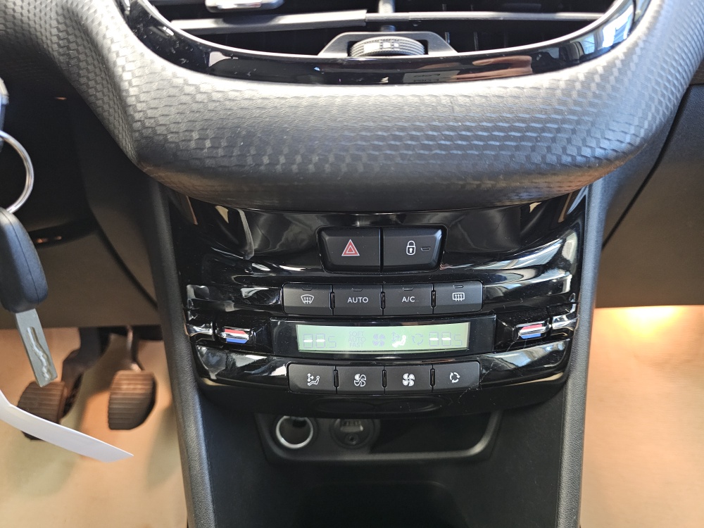 Peugeot 2008  bei Hoffmann Automobile in Wolfsburg kaufen und sofort mitnehmen - Bild 8