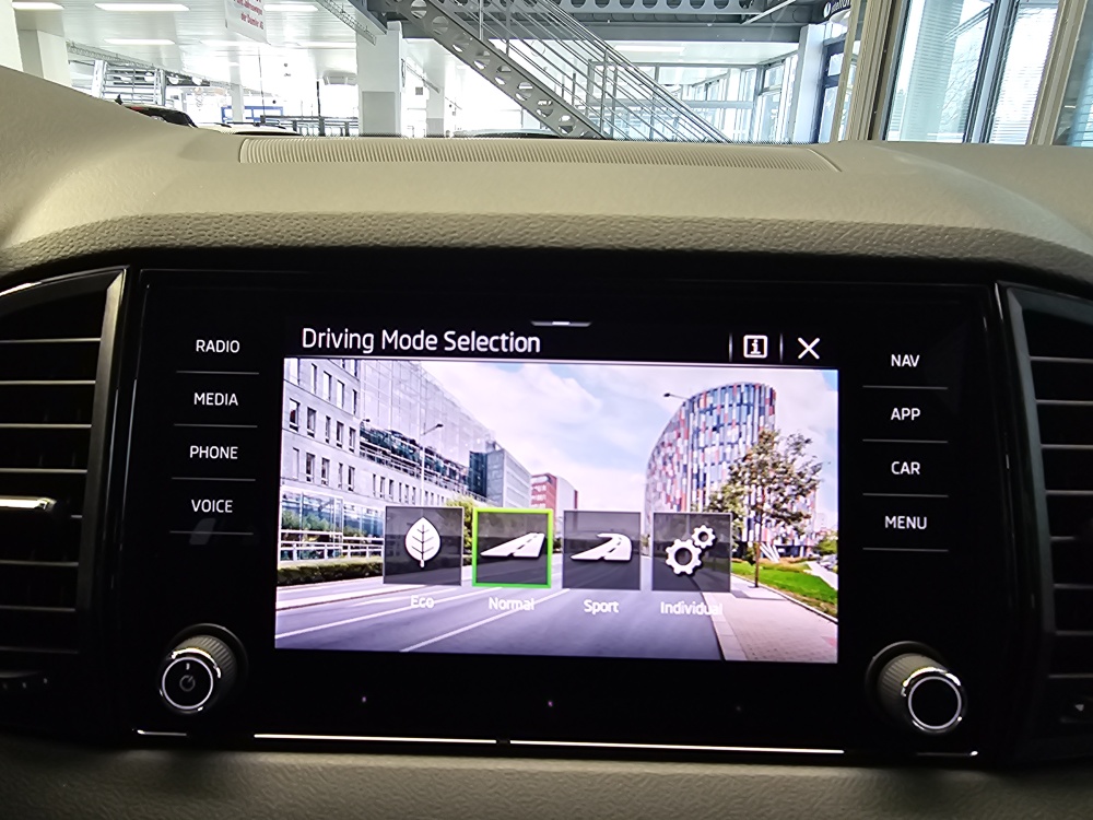 Skoda Karoq bei Hoffmann Automobile in Wolfsburg kaufen und sofort mitnehmen - Bild 21