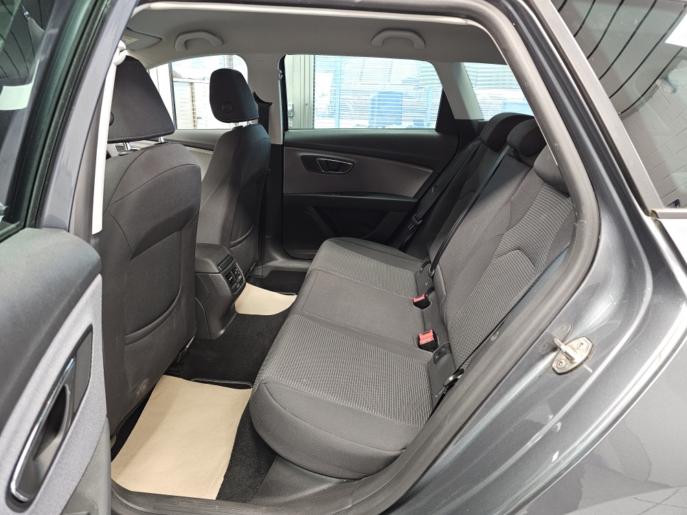Seat Leon Sportstourer  ST  bei Hoffmann Automobile in Wolfsburg kaufen und sofort mitnehmen - Bild 6