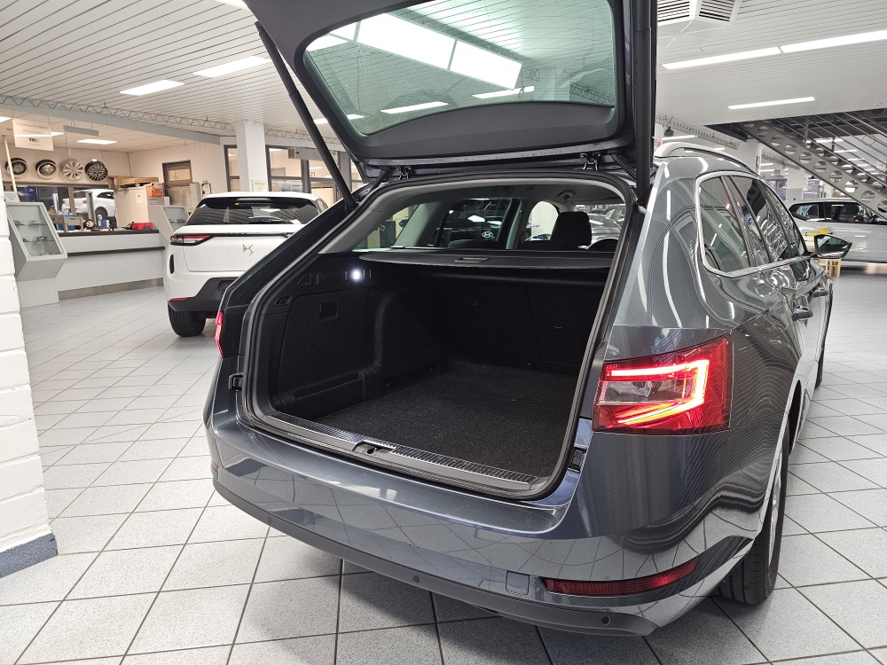 Skoda Superb Combi  bei Hoffmann Automobile in Wolfsburg kaufen und sofort mitnehmen - Bild 2