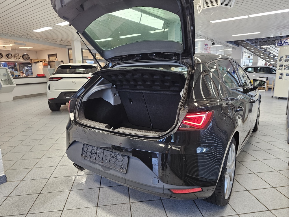 Seat Leon  bei Hoffmann Automobile in Wolfsburg kaufen und sofort mitnehmen - Bild 2