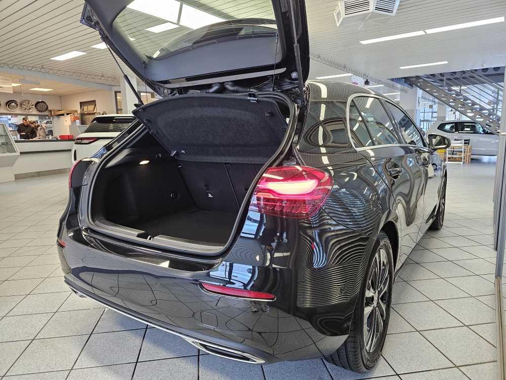 Mercedes-Benz A 180 bei Hoffmann Automobile in Wolfsburg kaufen und sofort mitnehmen - Bild 2
