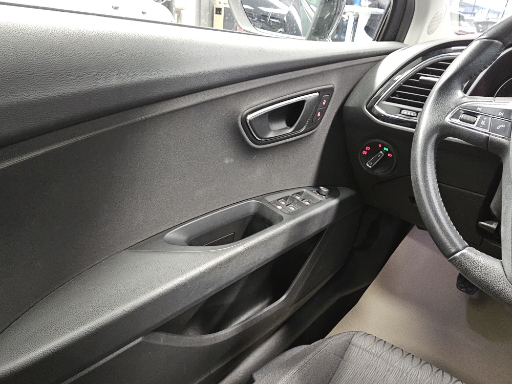 Seat Leon Sportstourer  ST  bei Hoffmann Automobile in Wolfsburg kaufen und sofort mitnehmen - Bild 18