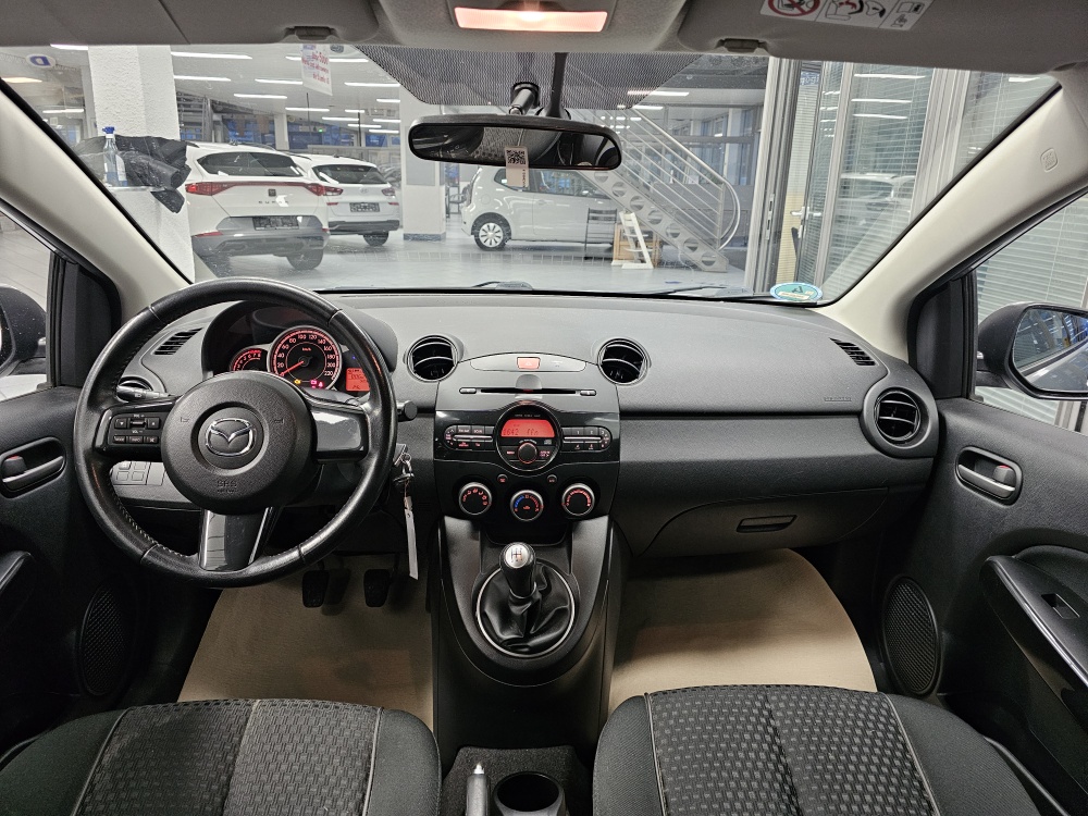 Mazda 2  bei Hoffmann Automobile in Wolfsburg kaufen und sofort mitnehmen - Bild 7