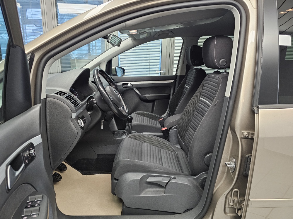 VW Touran  bei Hoffmann Automobile in Wolfsburg kaufen und sofort mitnehmen - Bild 17