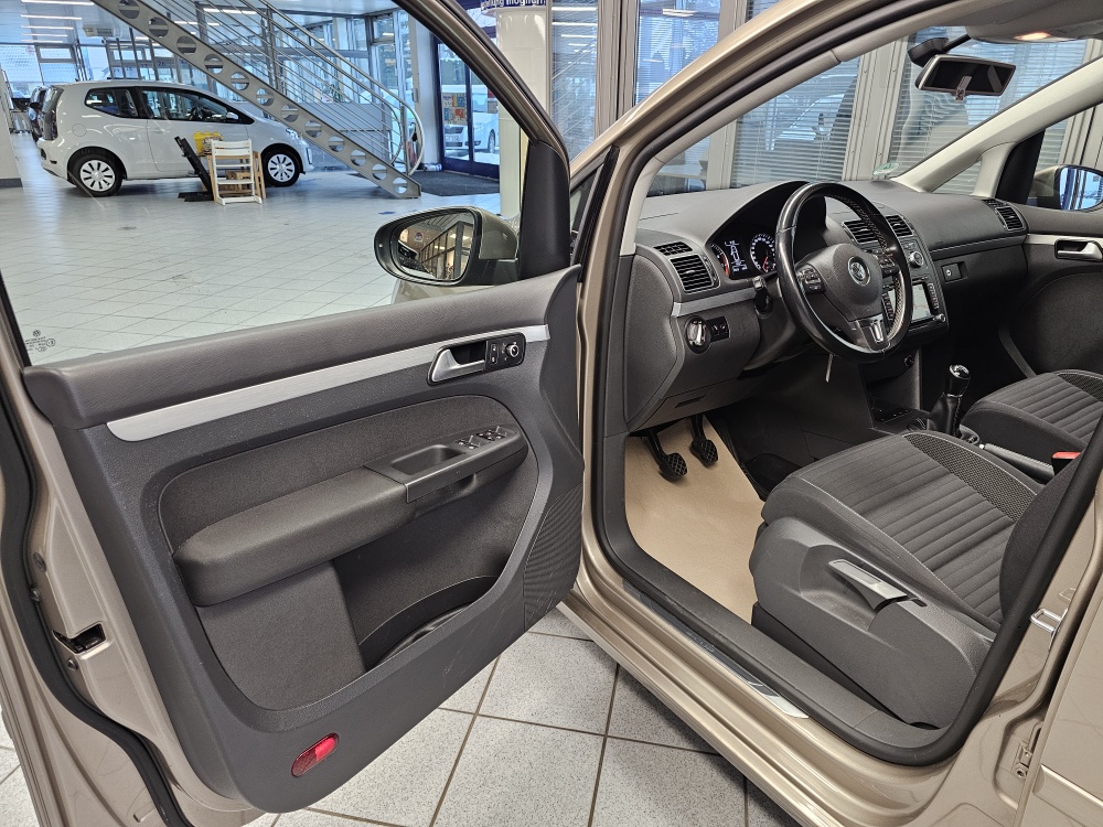 VW Touran  bei Hoffmann Automobile in Wolfsburg kaufen und sofort mitnehmen - Bild 18