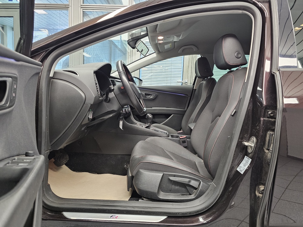 Seat Leon Sportstourer  ST bei Hoffmann Automobile in Wolfsburg kaufen und sofort mitnehmen - Bild 24