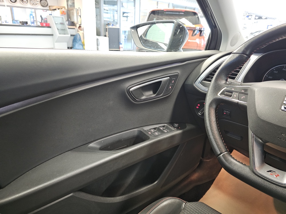 Seat Leon bei Hoffmann Automobile in Wolfsburg kaufen und sofort mitnehmen - Bild 18