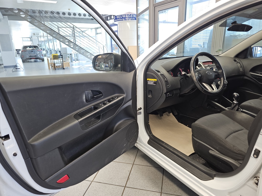 Kia Ceed bei Hoffmann Automobile in Wolfsburg kaufen und sofort mitnehmen - Bild 15