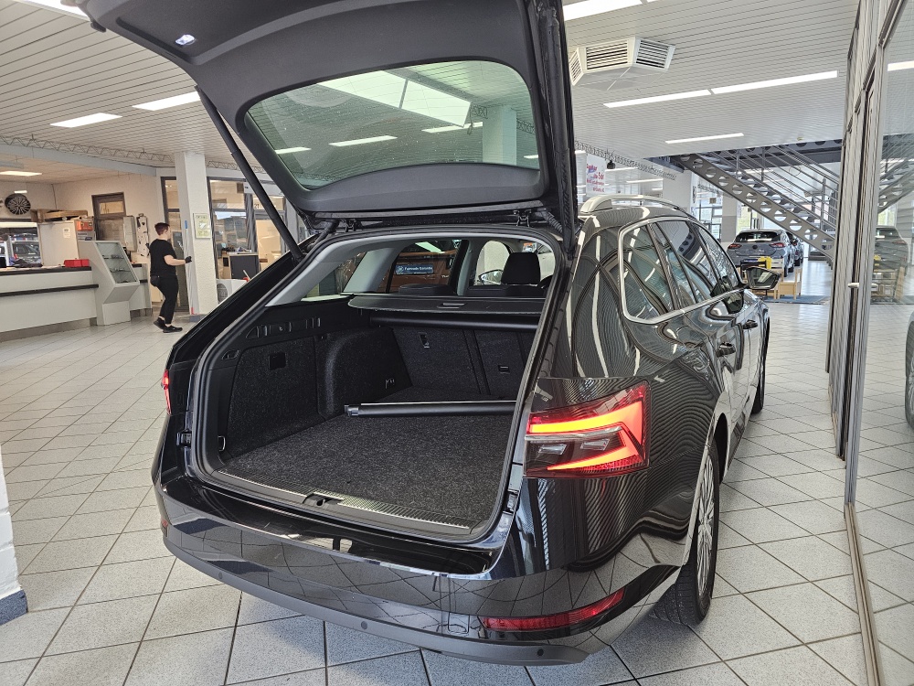 Skoda Superb Combi bei Hoffmann Automobile in Wolfsburg kaufen und sofort mitnehmen - Bild 2