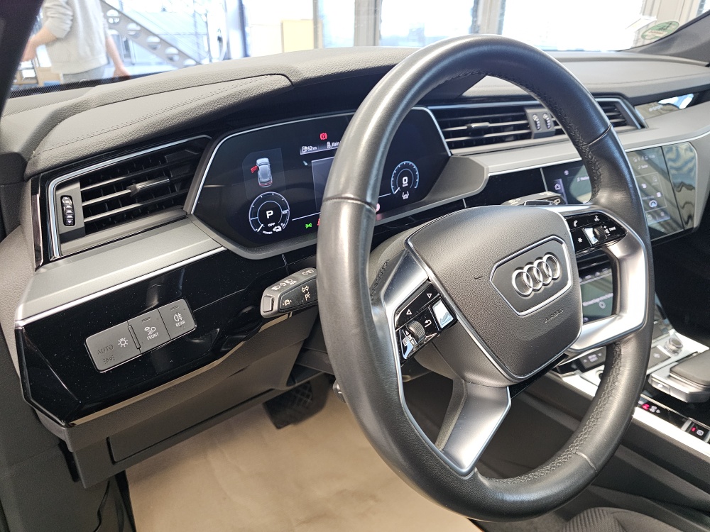 Audi e-tron bei Hoffmann Automobile in Wolfsburg kaufen und sofort mitnehmen - Bild 25