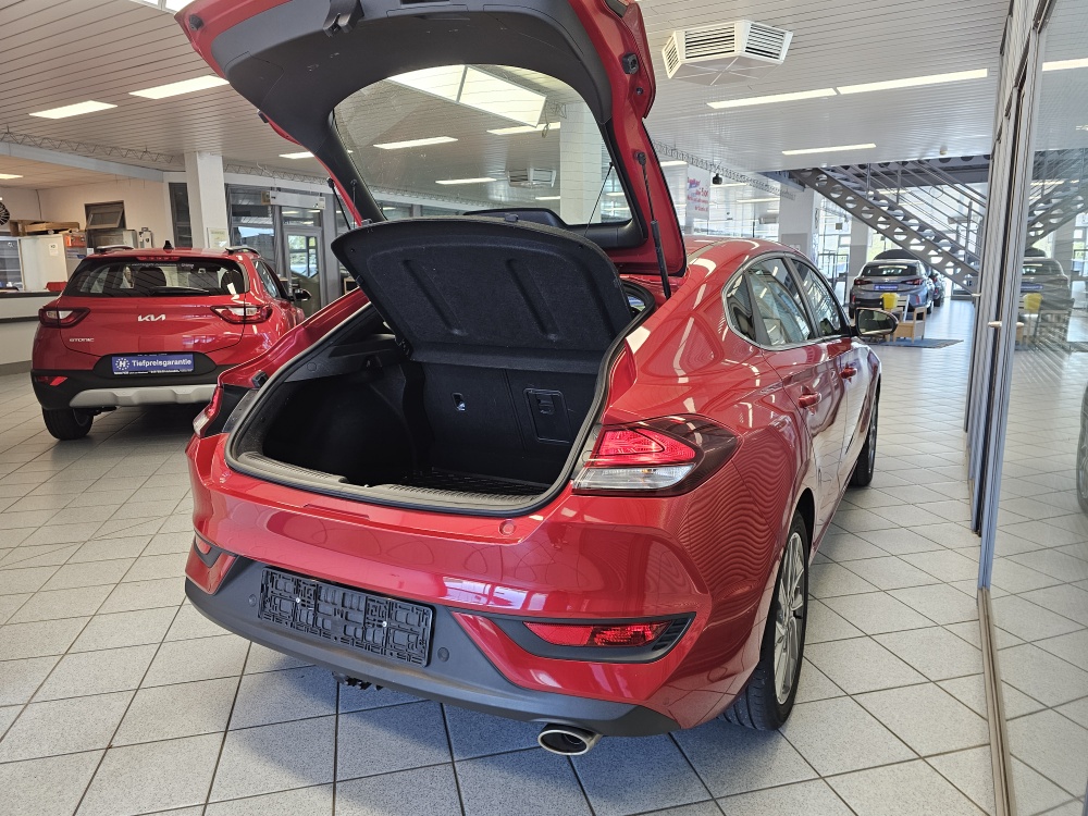 Hyundai i30 Fastback bei Hoffmann Automobile in Wolfsburg kaufen und sofort mitnehmen - Bild 2