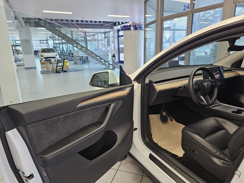 Tesla Model Y bei Hoffmann Automobile in Wolfsburg kaufen und sofort mitnehmen - Bild 25