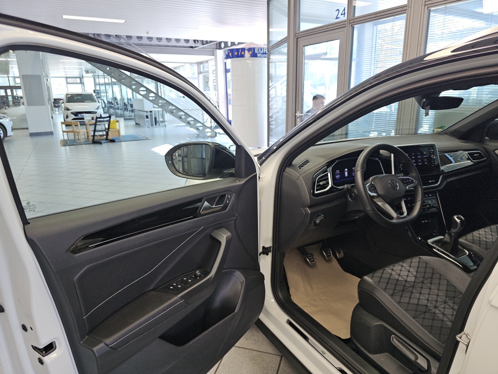 VW T-Roc bei Hoffmann Automobile in Wolfsburg kaufen und sofort mitnehmen - Bild 26
