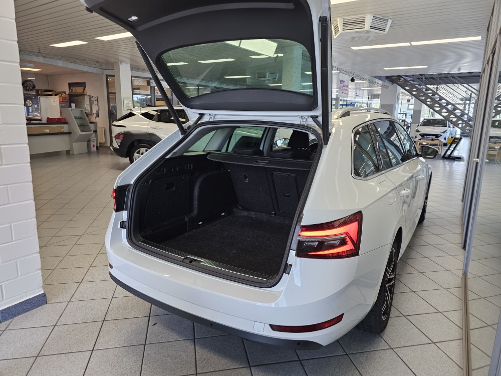 Skoda Superb Combi bei Hoffmann Automobile in Wolfsburg kaufen und sofort mitnehmen - Bild 2
