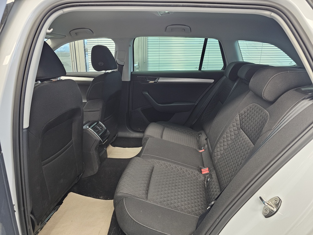 Skoda Superb Combi bei Hoffmann Automobile in Wolfsburg kaufen und sofort mitnehmen - Bild 7