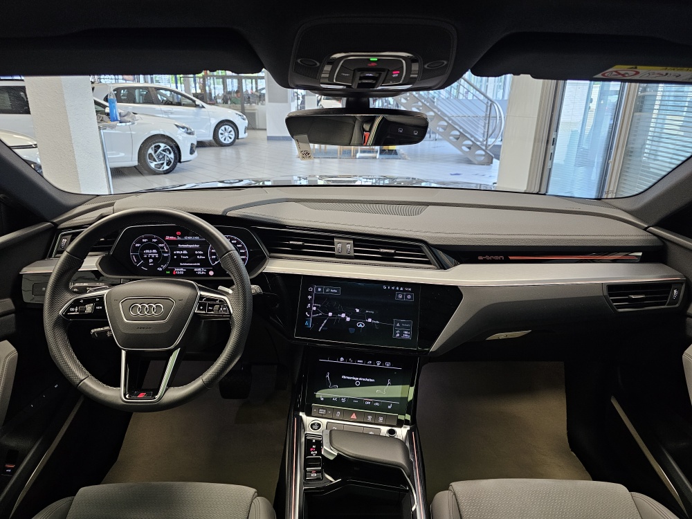Audi e-tron bei Hoffmann Automobile in Wolfsburg kaufen und sofort mitnehmen - Bild 11