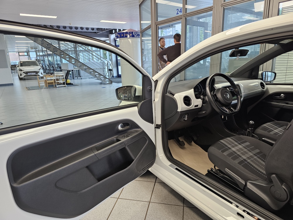 VW up! bei Hoffmann Automobile in Wolfsburg kaufen und sofort mitnehmen - Bild 13