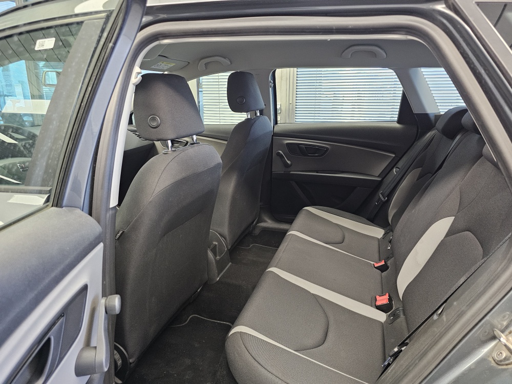 Seat Leon Sportstourer  ST bei Hoffmann Automobile in Wolfsburg kaufen und sofort mitnehmen - Bild 5