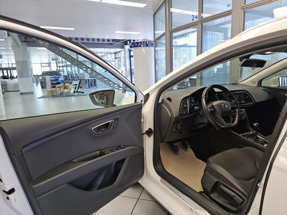 Seat Leon Sportstourer ST bei Hoffmann Automobile in Wolfsburg kaufen und sofort mitnehmen - Bild 18
