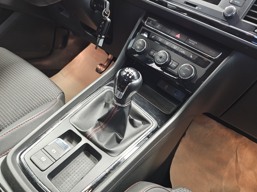 Seat Leon Sportstourer ST bei Hoffmann Automobile in Wolfsburg kaufen und sofort mitnehmen - Bild 6