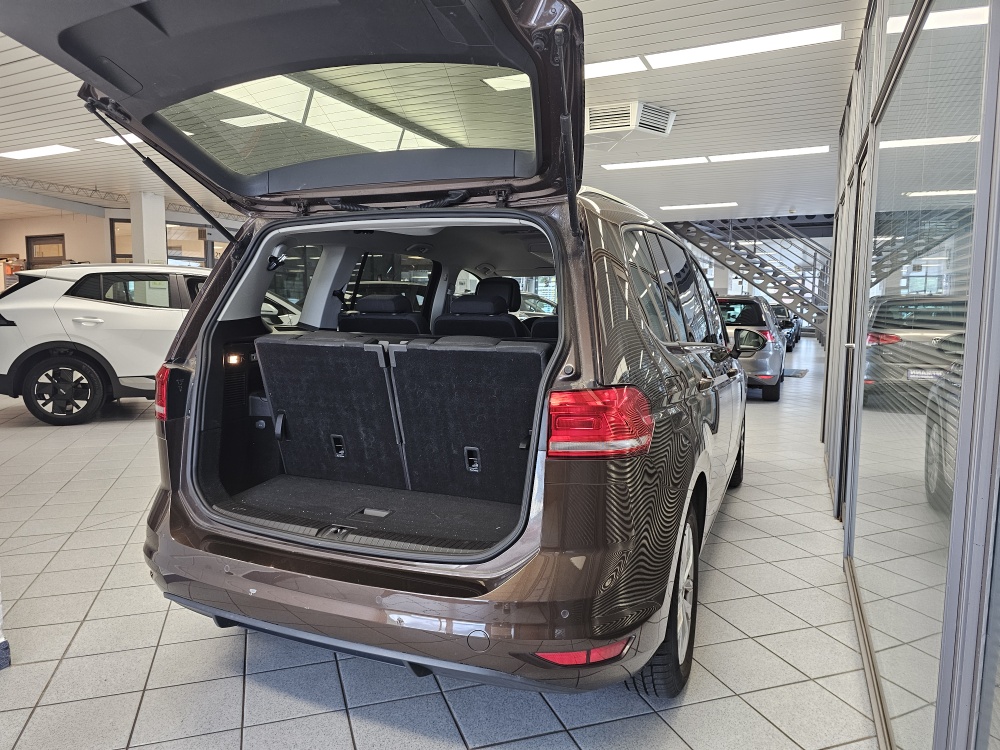 VW Touran bei Hoffmann Automobile in Wolfsburg kaufen und sofort mitnehmen - Bild 2