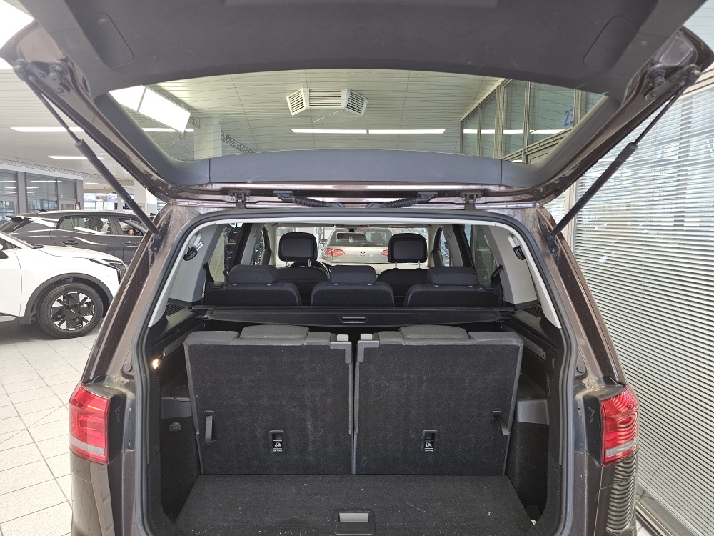 VW Touran bei Hoffmann Automobile in Wolfsburg kaufen und sofort mitnehmen - Bild 3